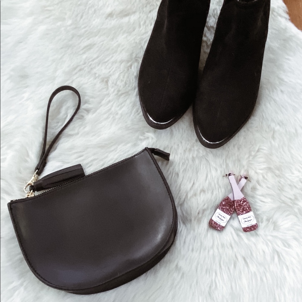 Black wristlet